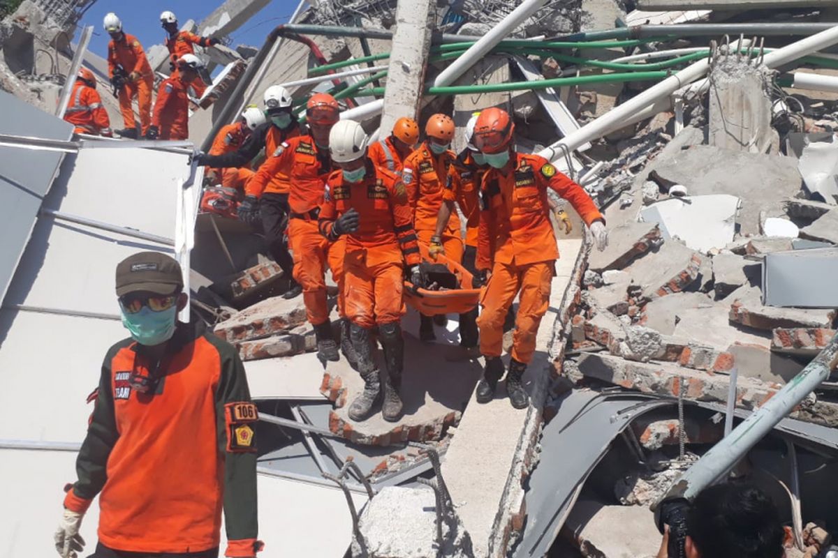 Tim SAR menemukan salah satu korban meninggal dunia dari reruntuhan Hotel Roa Roa Palu akibat gempa, Minggu (30/9/2018).