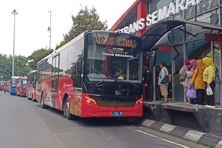 Bus Rapid Transit (BRT) di Kota Semarang.