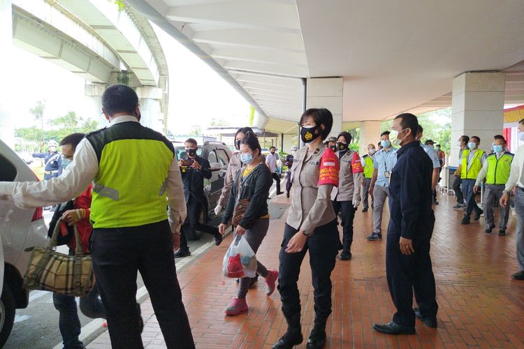 Salah seorang anggota keluarga korban jatuhnya pesawat Sriwijaya Air SJ 182 menuju mobil yang telah disiapkan usai tiba di Bandara Soekarno-Hatta, Tangerang, Banten, Rabu (13/1/2021) siang. (KOMPAS.com/MUHAMMAD NAUFAL)