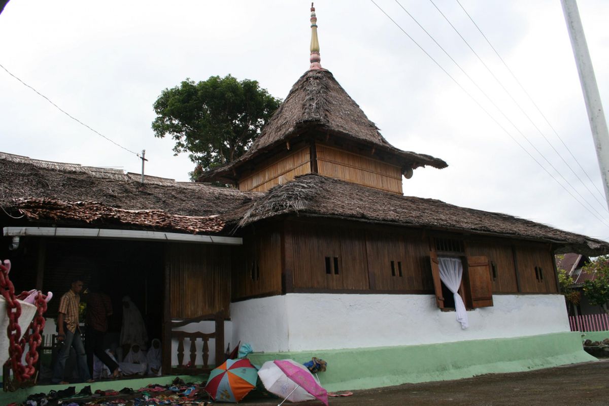 Masjid Wapaue bertarikh 1414 di Negeri Kaitetu, Leihitu, Maluku Tengah, merupakan masjid tertua di Maluku yang menandai masuknya ajaran Islam pada awal abad ke-15. *** Local Caption *** Masjid Wapauwe bertarikh 1414 di Negeri Kaitetu, Leihitu, Maluku Tengah, merupakan masjid tertua di Maluku yang menandai masuknya ajaran Islam pada awal abad ke-15. Masjid ini pernah menjadi salah satu simbol toleransi beragama di Ambon sejak enam abad yang lalu. Saat ini, masjid ini masih difungsikan dan menjadi persemaian kerukunan hidup antarmanusia.