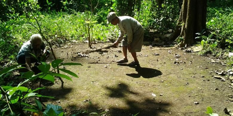 Suparjo dan Babe membersihkan kuburan massal anggota PKI di Kendal, Jawa Tengah.