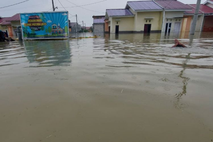 Air luapan Kali Lamong yang merendam kawasan perumahan Prisma Land di Desa Guranganyar, Kecamatan Cerme, Gresik.