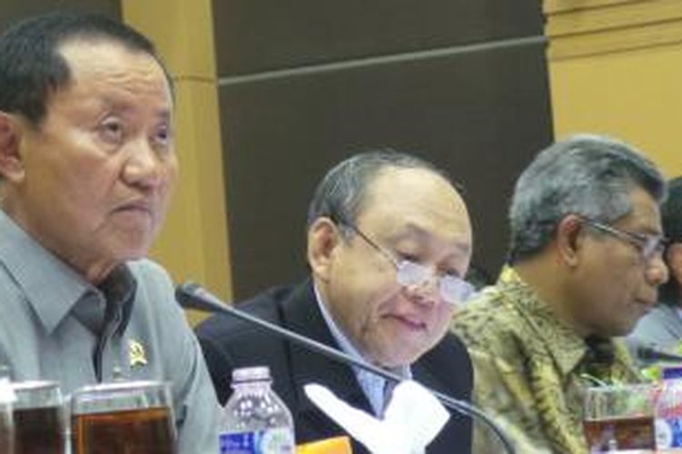 Menteri Hukum dan HAM Amir Syamsuddin (paling kiri) dalam rapat dengan Komisi III DPR, Selasa (26/11/2013). Rapat mengagendakan penjelasan pemerintah dan pandangan fraksi sementara atas diterbitkannya Perppu nomor 1 tahun 2013 tentang Mahkamah Konstitusi.