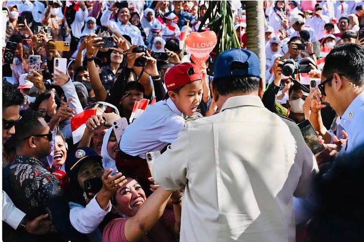 Momen Warga di Jembrana Desak-desakan Sambut Prabowo Resmikan PLTS Gilimanuk