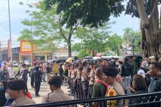 Massa Demo di Depan PN Jaktim, Minta Haris Azhar dan Fatia Divonis Bebas