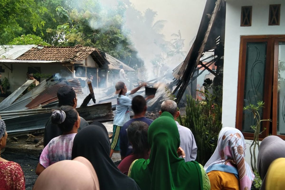 Pemadaman api yang dilakukan manual oleh warga terhadap rumah Taufik yang terbakar pada Senin (25/11/2024).