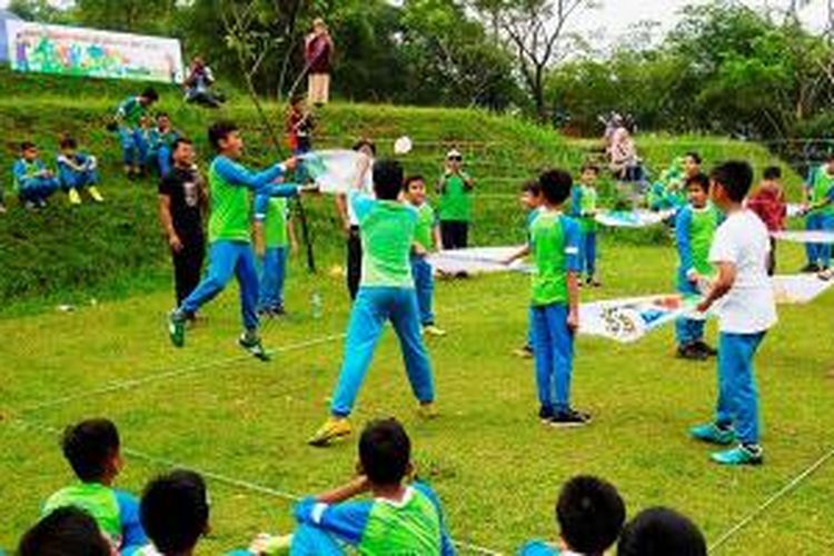 Siswa SD Islam Terpadu Aliya bermain voli balon air dalam kegiatan berkemah di Cibalung Happy Land, Cijeruk, Bogor. Kawasan wisata alam ini juga dilengkapi dengan wahana permainan dan kebun.