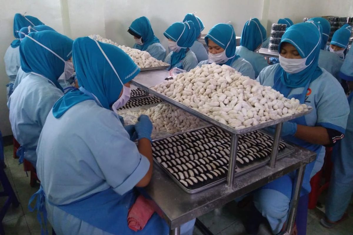 Proses pembuatan kue kering di Ina Cookies di Jalan Bojong Koneng Bandung, belum lama ini. 