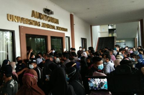 Vaksinasi di Purwokerto Timbulkan Kerumunan, Diperebutkan Ortu Siswa yang Akan PTM