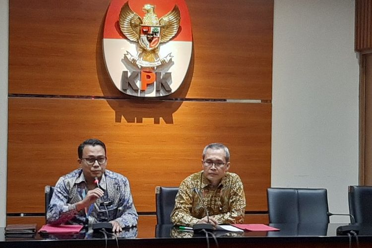 Wakil Ketua KPK Alexander Marwata dan Plt Juru Bicara KPK Ali Fikri dalam konferensi pers penetapan Bupati Sidoarjo sebagai tersangka kasus dugaan suap di Gedung Merah Putih KPK, Rabu (8/1/2020).