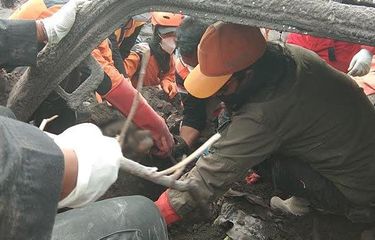 Tim rescue mengevakuasi korban erupsi Gunung Semeru dari dari dalam truk, Rabu (8/12/2021). (Surya.co.id/Tony Hermawan).