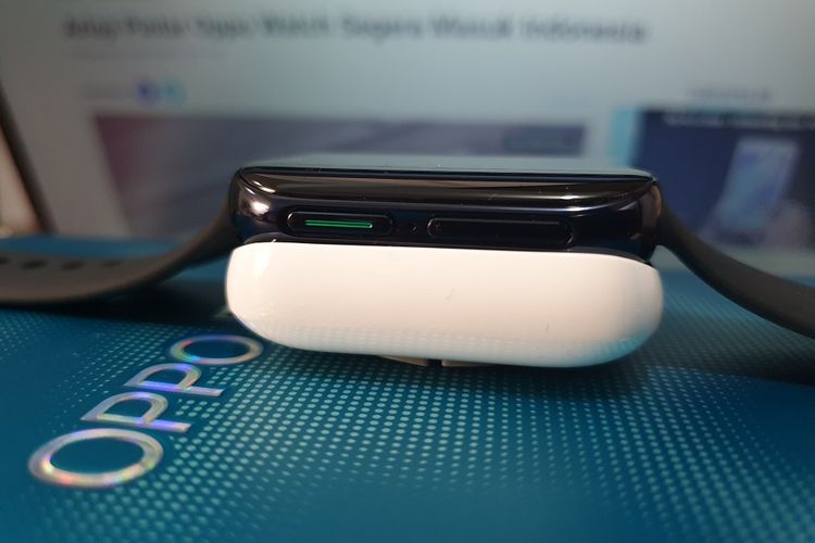 Cara mengecas Oppo Watch dengan menempelkan lubang pengisi daya ke pin emas yang ada di dalam pad charger.