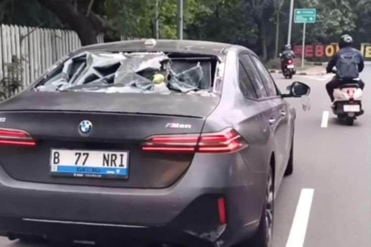 Mobil BMW Diamuk Massa Usai Tabrak Ojol di Jakbar, Sopir Kabur karena Takut Dihakimi Warga