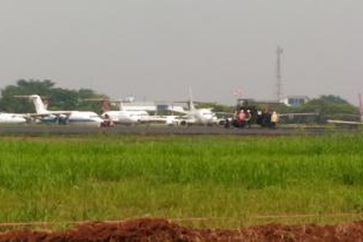 Proyek pengaspalan di lapangan udara Pondok Cabe. Bandara Pondok Cabe akan rencananya mulai melayani penerbangan komersial pada Maret 2016.