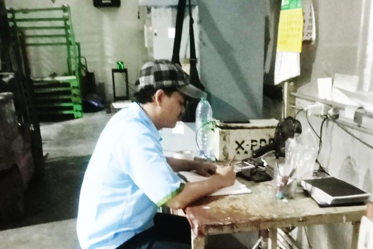 Gelar Sarjana di Balik Deru Mesin Pabrik, Kisah Yoga Beradaptasi dengan Realitas Dunia Kerja