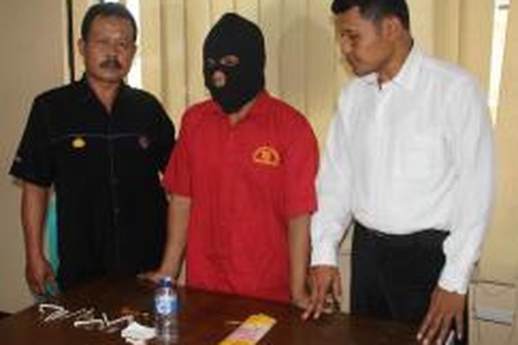 Tersangka Witomo alias Sangit (50), warga Borobudur Kabupaten Magelang, ditangkap polisi karena kedapatan mengkonsumsi narkoba jenis sabu di rumahnya, Senin (5/1/2015).