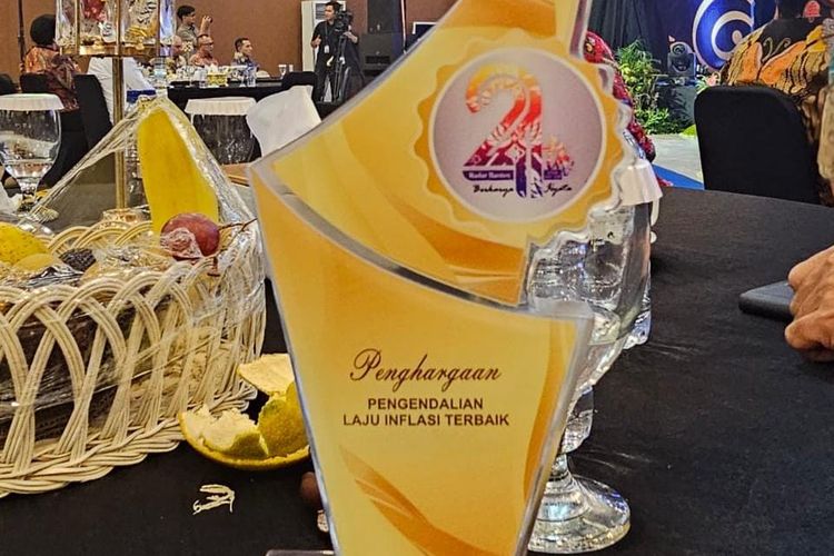 Pemkab Lebak menerima penghargaan ?Pengendalian Laju Inflasi Terbaik pada acara Malam Apresiasi 24 Tahun Radar Banten.