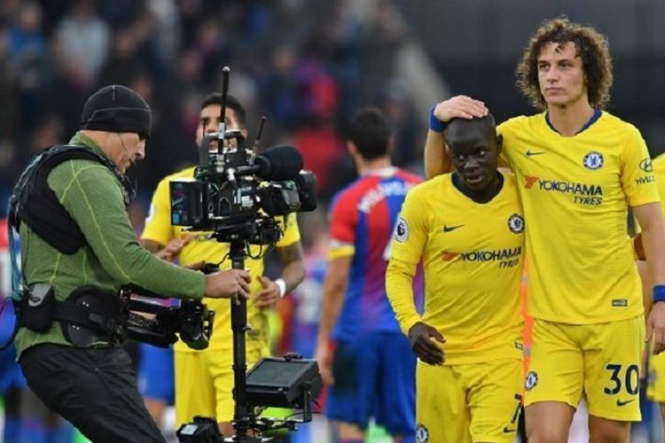 David Luiz tampak mengucap kepala NGolo Kante yang mencetak gol pada laga Crystal Palace vs Chelsea dalam lanjutan Liga Inggris di Stadion Selhurst Park, 30 Desember 2018. 