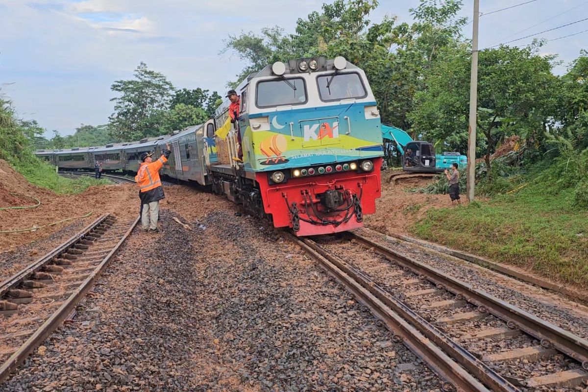 Jalur rel Sukatani-Ciganea sudah bisa dilalui kereta api (KA) dengan kecepatan terbatas pada Sabtu (6/5/2023) setelah sempat tak beroperasi pada Jumat (5/5/2023) malam akibat tertutup longsoran tanah.  