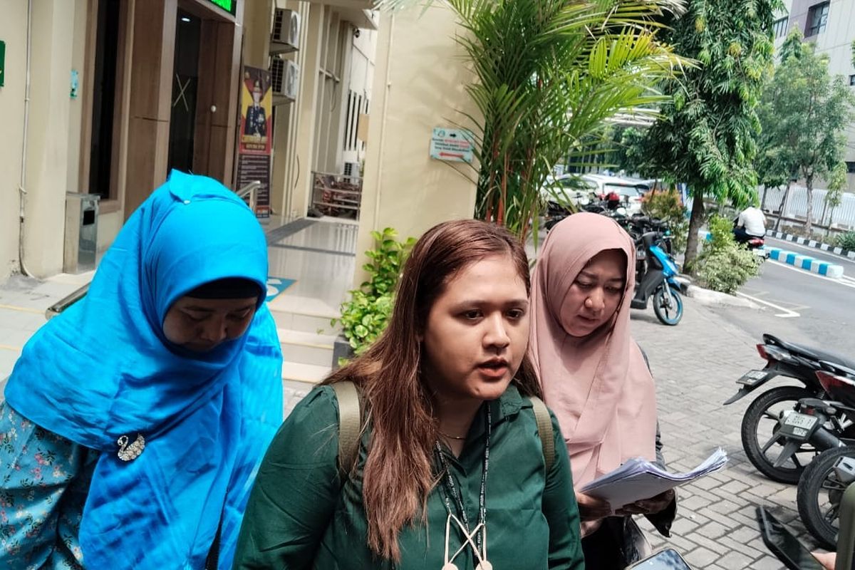 Tiga perempuan di Surabaya melaporkan terduga pelaku NH ke Polda Jatim atas dugaan penipuan dan investasi bodong, Selasa (18/2/2025)