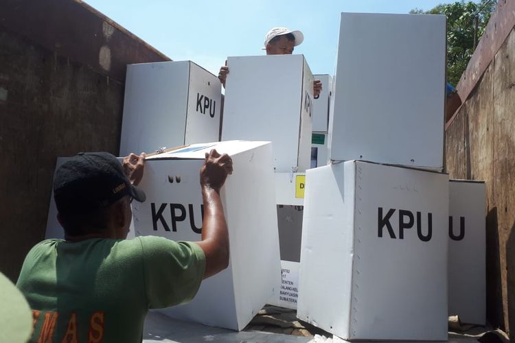 Penyaluran kotak suara disejumlah TPS di Palembang untuk pelaksanaan pemilu pada Rabu (17/4/2019).