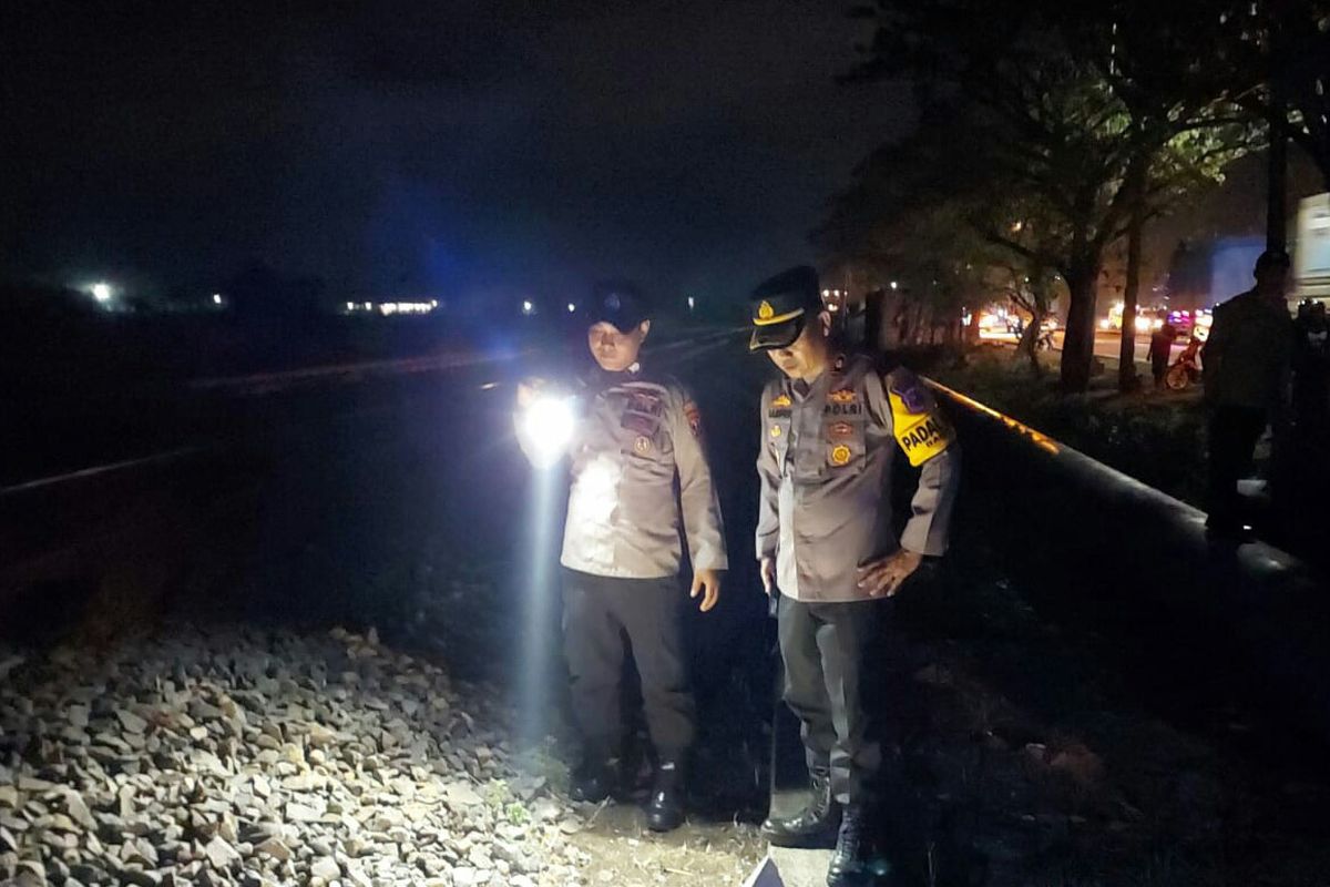 Polisi saat melihat lokasi sopir bus tertabrak kereta api di kilometer 165+500 petak Jalan Stasiun Gembong-Babat, Desa Gembong, Kecamatan Babat, Lamongan, Jawa Timur, Sabtu (2/11/2024).