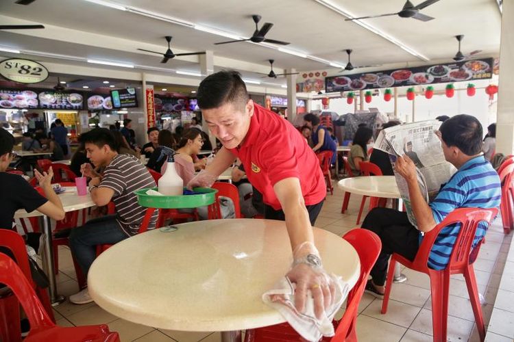 Singapura tingkatkan standar kebersihan penjaja makanan di pujasera di tengah pandemi virus corona. 