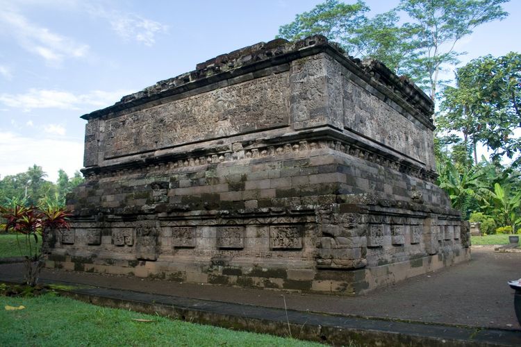 Peninggalan Majapahit yang juga ada di Kediri adalah Candi Surowono. Lokasinya berada sekitar 25 kilometer dari pusat Kota Kediri, tepatnya di Desa Canggu, Kecamatan Badas, Kabupaten Kediri, Jawa Timur.
