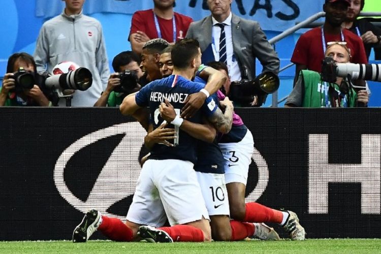 Kylian Mbappe dan Lucas Hernandez merayakan gol Perancis ke gawang Argentina pada babak 16 besar Piala Dunia 2018 di Kazan Arena, 30 Juni 2018. 