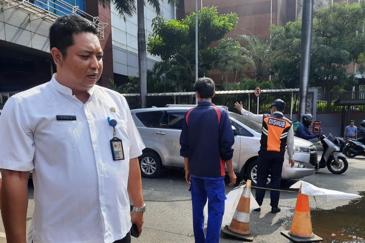 Lurah Pondok Pinang Rizky Januar  saat meninjau progres pengerjaan saluran air sementara di Jalan Metro Pondok Indah, Jumat (17/3/2023) 