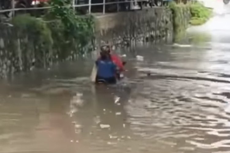 Tangkapan layar video viral pengendara sepeda motor nekat menerobos genangan air.