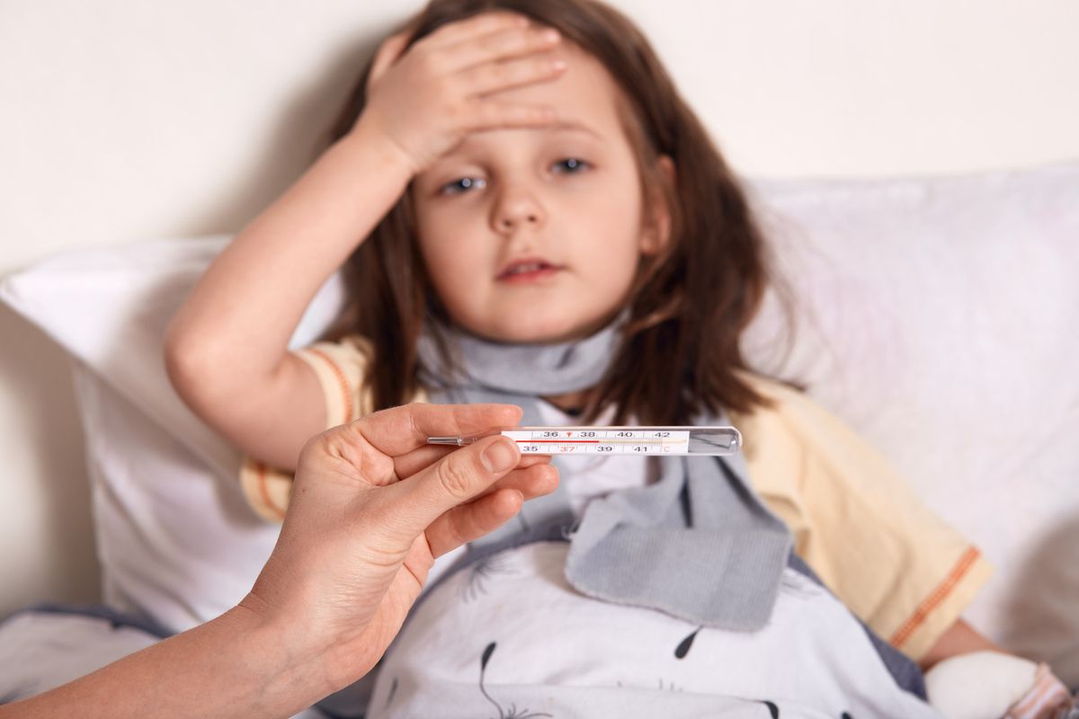 Cara menurunkan demam pada anak adalah dengan memberikannya obat anti demam, seperti acetaminophen atau ibuprofen. Jangan berikan anak aspirin karena dapat berkaitan dengan penyakit serius yang berpotensi fatal, yang disebut sindrom Reye.
