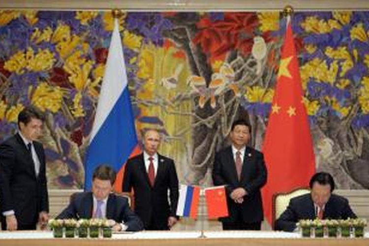 Presiden Rusia Vladimir Putin dan Presiden China Xi Jinping menyaksikan penandatanganan kesepakatan ekspor gas Rusia ke China senilai 400 miliar dolar AS selama 30 tahun.