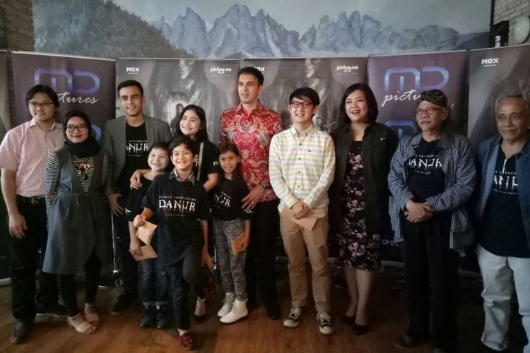 Para pemain dan tim yang terlibat dalam film Danur diabadikan pada acara syukuran film Danur di MD Place, Setiabudi, Jakarta Selatan, Senin (22/5/2017).