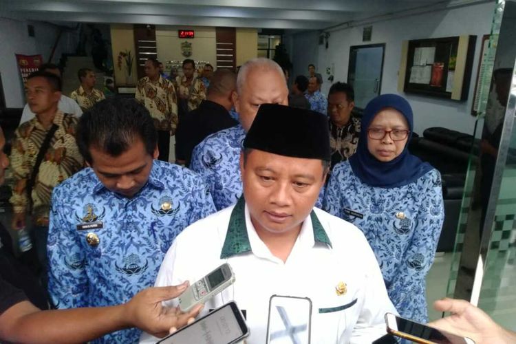 Wakil Gubernur Jawa Barat, Uu Ruzhanul Ulum diwawancarai awak media di halaman Setda Kabupaten Ciamis, Senin (17/2/2020).