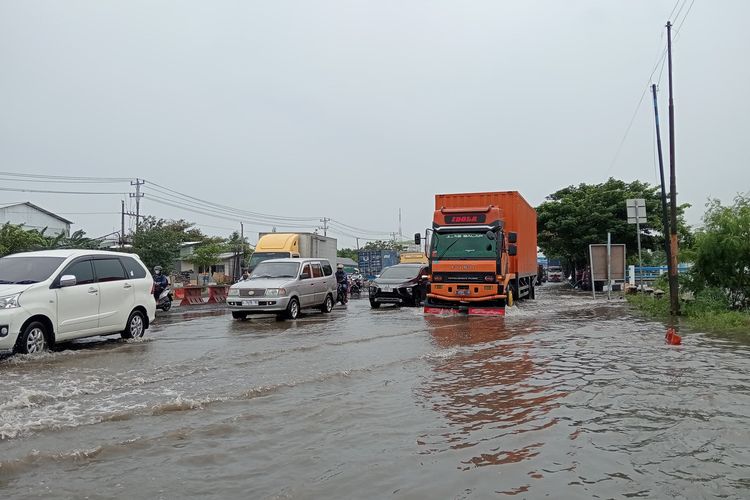 Nekat Terjang Banjir, Banyak Motor Mogok di Jalan Kaligawe Semarang