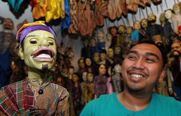 Reza Purbaya, dalang wayang golek betawi.