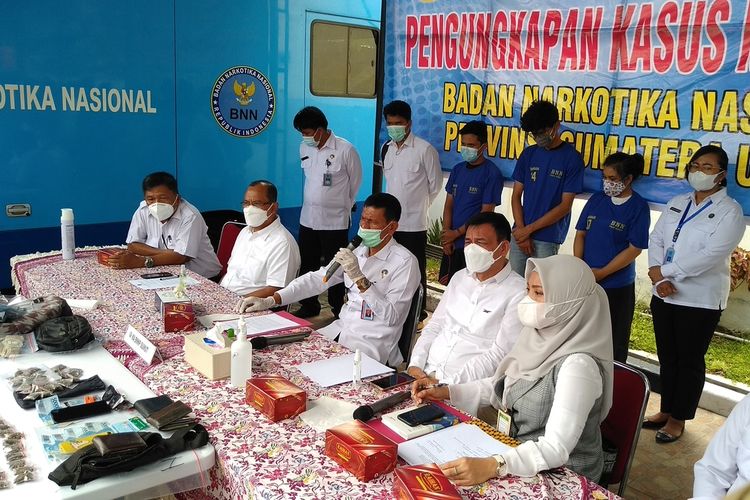 Badan Narkotika Nasional Provinsi Sumatera Utara (BNNP Sumut) menggelar konferensi pers terkait penggerebekan di kawasan Fakultas Ilmu Budaya Universitas Sumatera Utara (FIB USU).