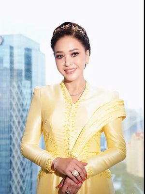 Maia Estianty tampil anggun di lamaran El Rumi?Syifa Hadju. Dari kebaya butter yellow hingga cincin statement, ini 9 detail gayanya.
