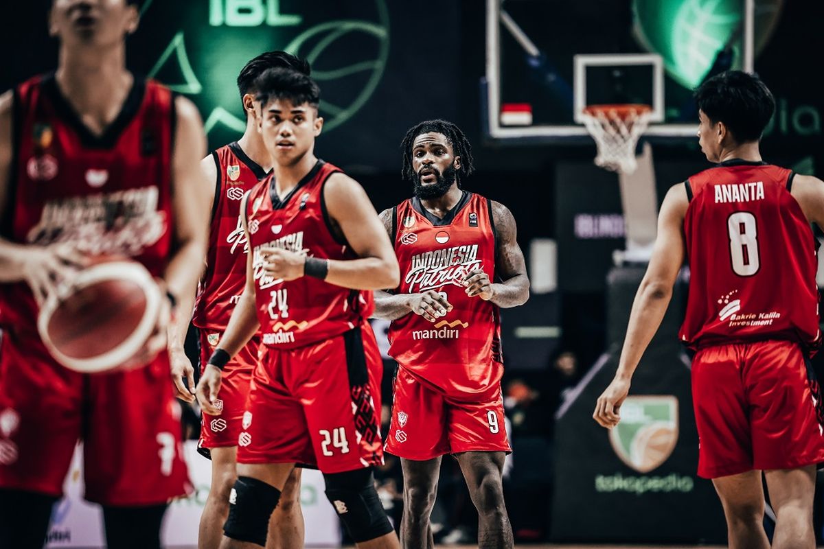 Calon pemain naturalisasi Jerome Anthony Beane (tengah) saat membela Indonesia Patriots dalam ajang Indonesian Basketball League (IBL) 2023.