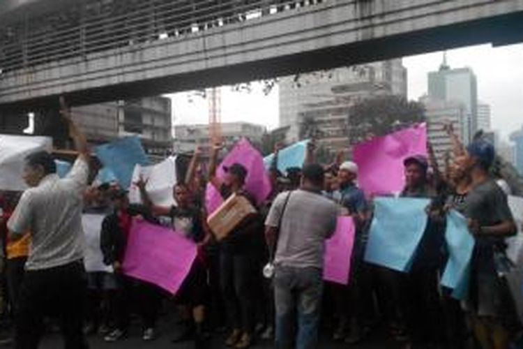 Puluhan pengunjuk rasa yang diperankan anggota polisi melakukan simulasi unjuk rasa di depan gedung Badan Pengawas Pemilihan Umum (Bawaslu), Jalan MH Thamrin, Jakarta Pusat, Jumat (7/2/2014).