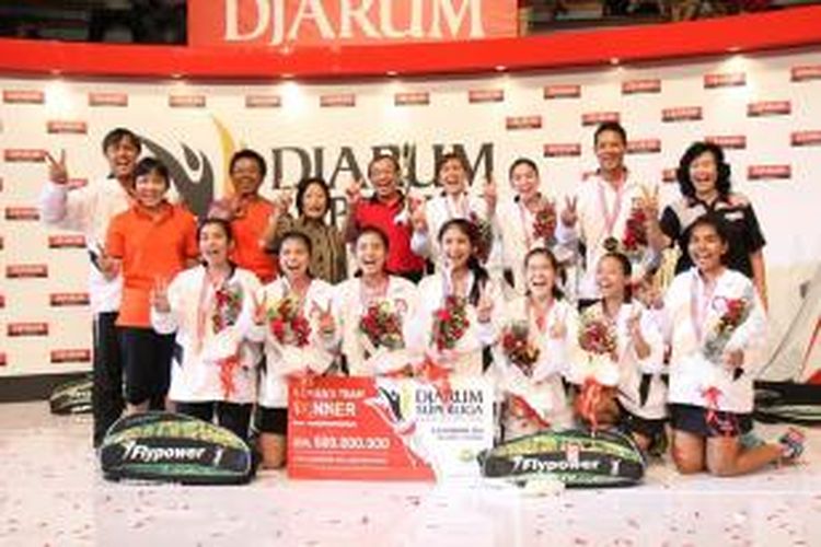 Tim putri Jaya Raya Jakarta berpose bersama setelah memenangi Djarum Superliga 2014.
