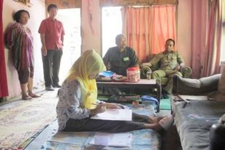 Siti Maesari, siswi kelas XII, SMA Muhamadiyah, di Desa Sigong, Kecamatan Lemahabang, Kabupaten Cirebon, harus mengerjakan soal ujian di rumah. 