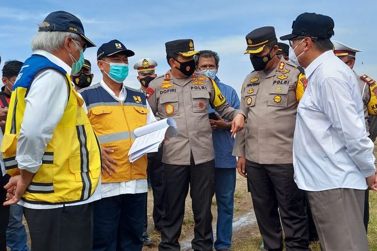 Menteri Pekerjaan Umum dan Perumahan Rakyat (PUPR) Basuki Hadimulyono saat meninjau waduk Cipancuh, Gantar, Indramayu, yang kritis karena tanggul waduk bergeser dan volume air melebihi batas kapasitas. 