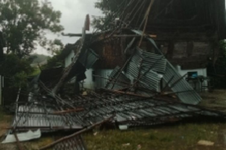 Cuaca Ekstrem Landa Sumut: Puting Beliung di Toba, Longsor di Nias, dan Banjir di Medan