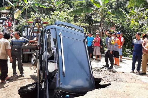  Jalan di Wonosobo Tiba-tiba Amblas, Mobil Kijang Terperosok, Moncongnya Masuk Lubang