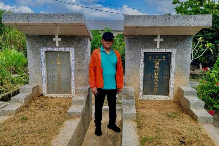 Kapolda Sumatera Selatan Irjen Pol Eko Indra Heri mengunjungi makam almarhum Akidi Tio di Komplek Pemakaman Talang Kerikil di Jalan R Sudarman Gadsaputra, Kelurahan Sukajaya, Kecamatan Sukarami Palembang pada Minggu (8/8/2021).