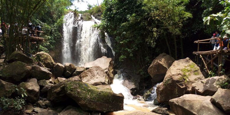 Obyek wisata Air Terjun Curug Gending Asmoro di Dusun Tompo Gunung, Desa Kalongan, Kecamatan Ungaran Timur, Kabupaten Semarang, Jawa Tengah, Sabtu (17/2/2018).