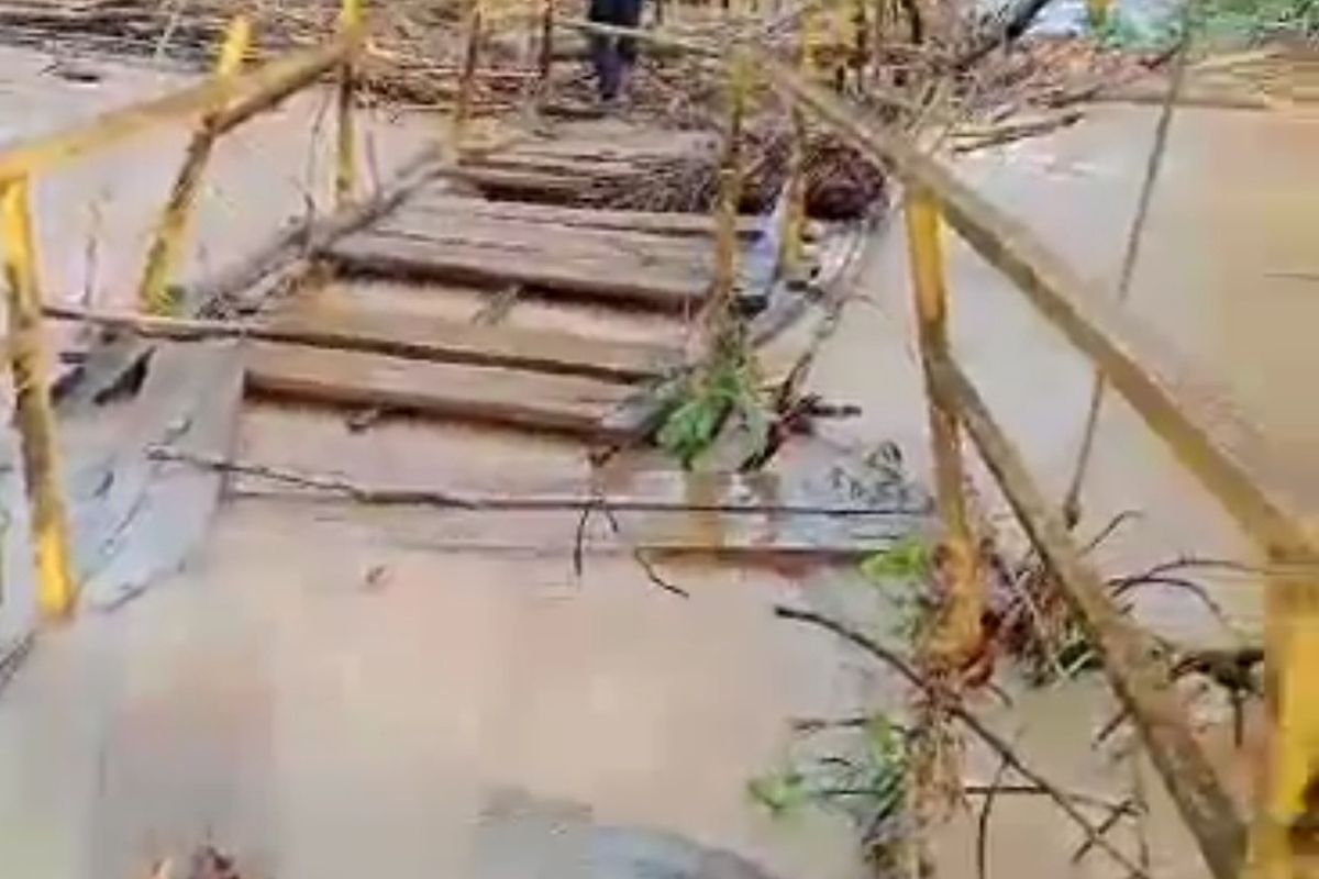 Sejumlah jembatan rusak di Bengkulu akibat bencana banjir yang menerjang seluruh wilayah itu.