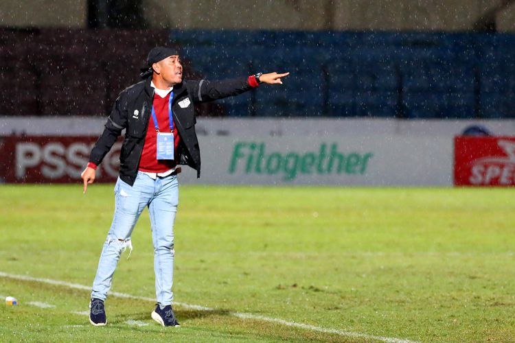 Pelatih Dewa United FC Nil Maizar saat memberi indtruksi pemain saat belangsungnya pertandingan pekan ke-16 Liga 1 2022-2023 melawan Persija Jakarta yang berakhir dengan skor 3-1 di Stadion Sultan Agung Bantul, Selasa (20/12/2022) malam.